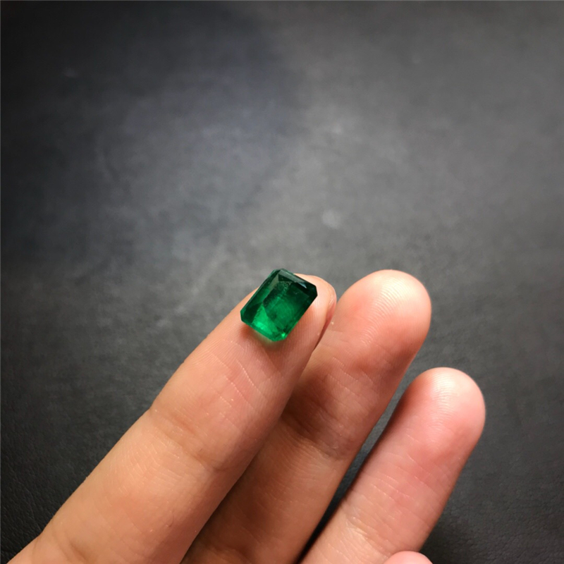 赞比亚祖母绿裸石 1.96ct Vivid Green Minor