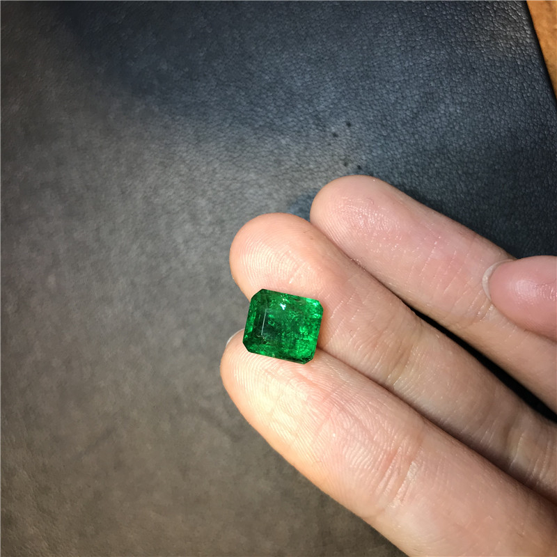 赞比亚祖母绿裸石 2.83ct Vivid Green Minor