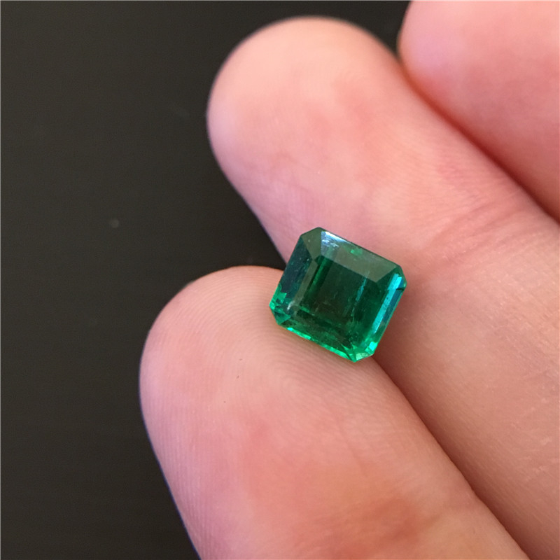 赞比亚祖母绿裸石 1.51ct Vivid Green Minor