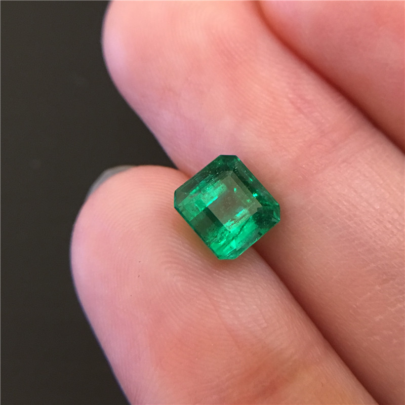 赞比亚祖母绿裸石 1.51ct Vivid Green Minor