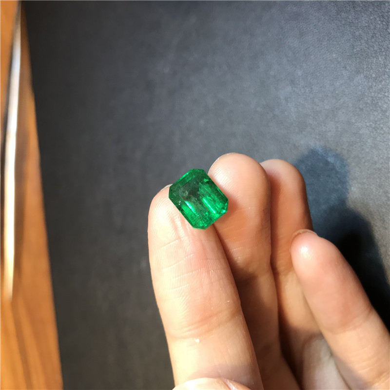 赞比亚祖母绿裸石 3.27ct Vivid Green Minor