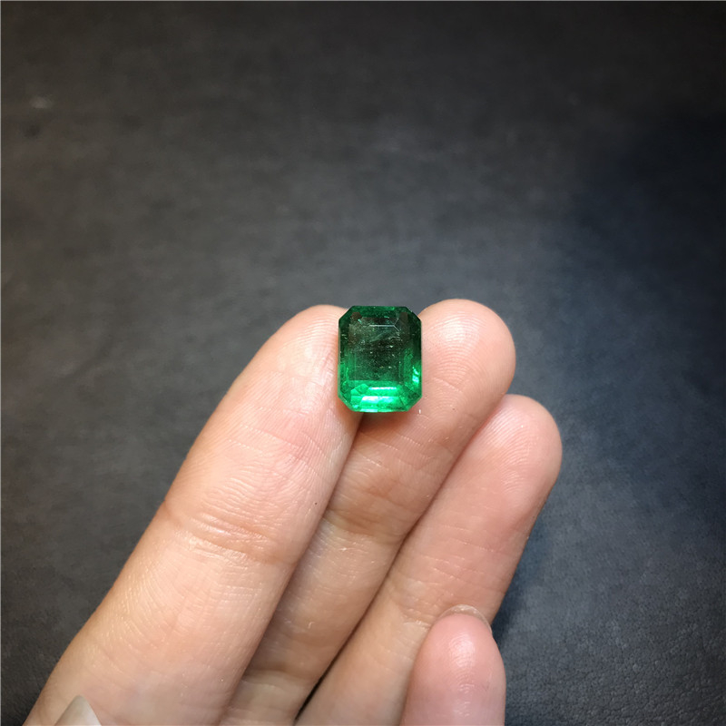 赞比亚祖母绿裸石 3ct Vivid Green Minor