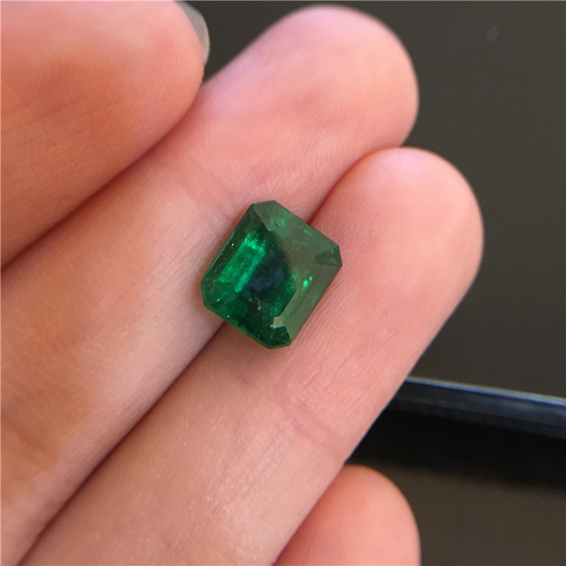 赞比亚祖母绿裸石 3.18ct Vivid Green Minor