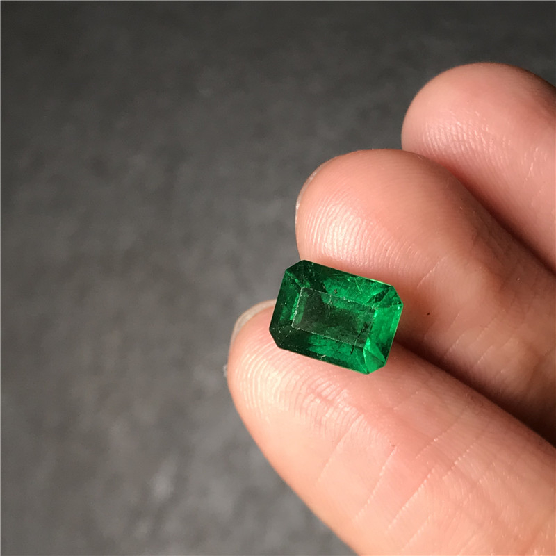 赞比亚祖母绿裸石 1.68ct Vivid Green Minor