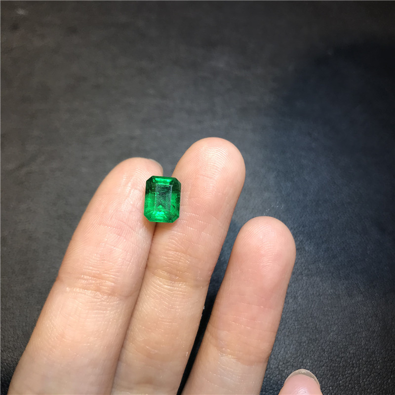 赞比亚祖母绿裸石 1.65ct Vivid Green Insignificant