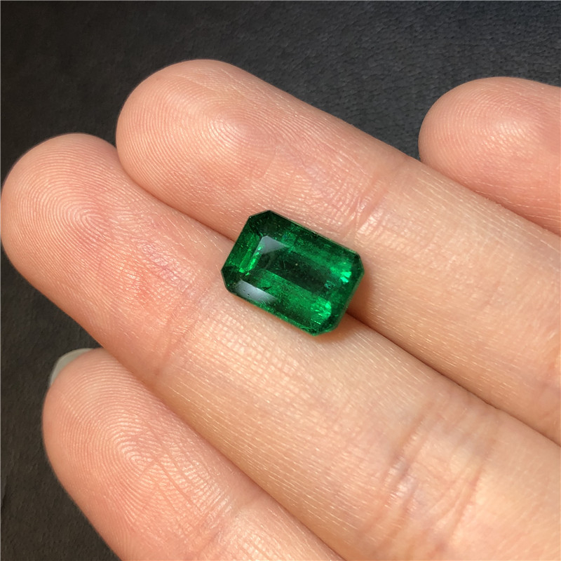 赞比亚祖母绿裸石 3.15ct Vivid Green Minor