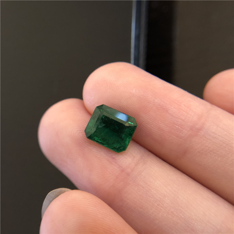 赞比亚祖母绿裸石 1.99ct Vivid Green Minor