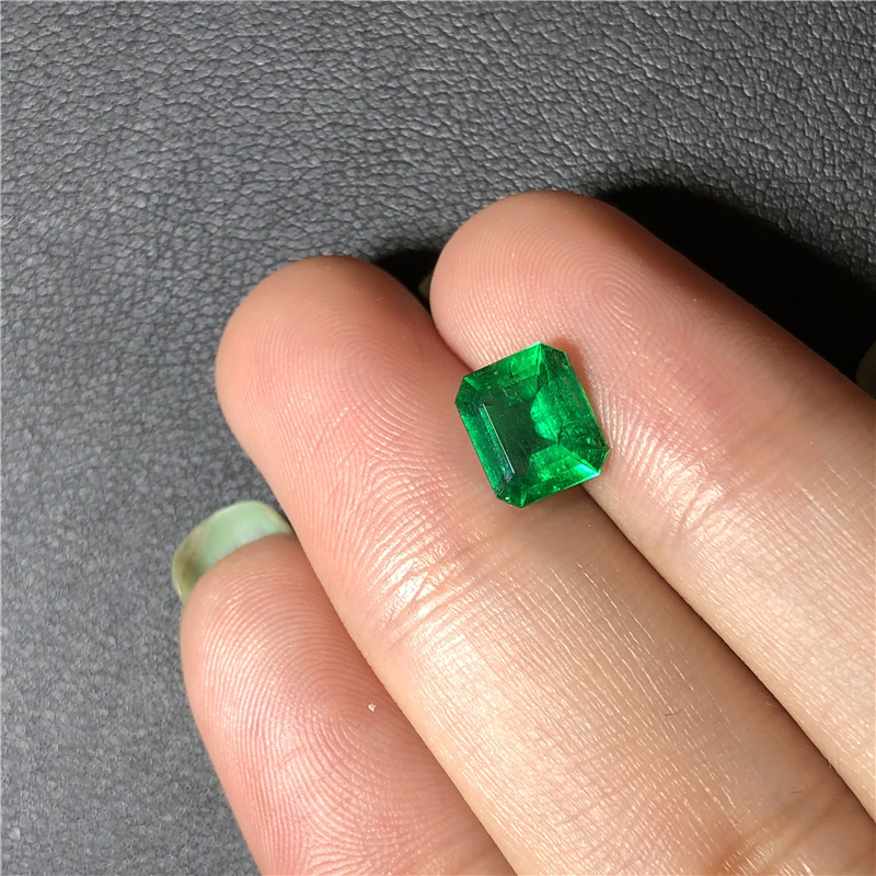 哥伦比亚祖母绿裸石 1.26ct Vivid Green Minor