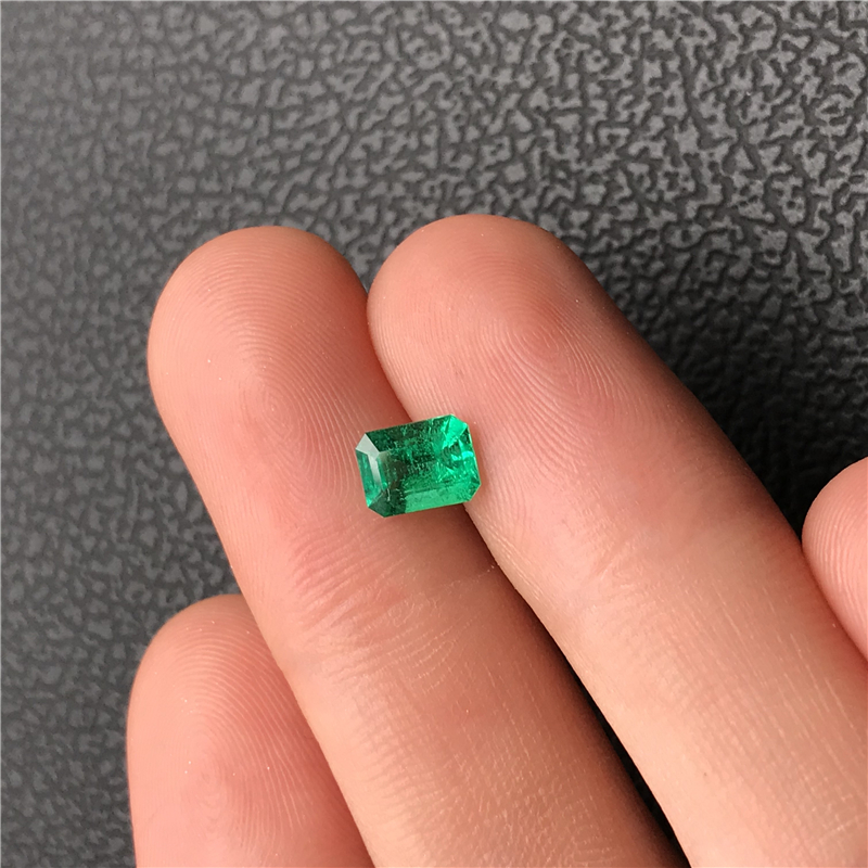 哥伦比亚祖母绿裸石 0.94ct Green Minor-to-Moderate