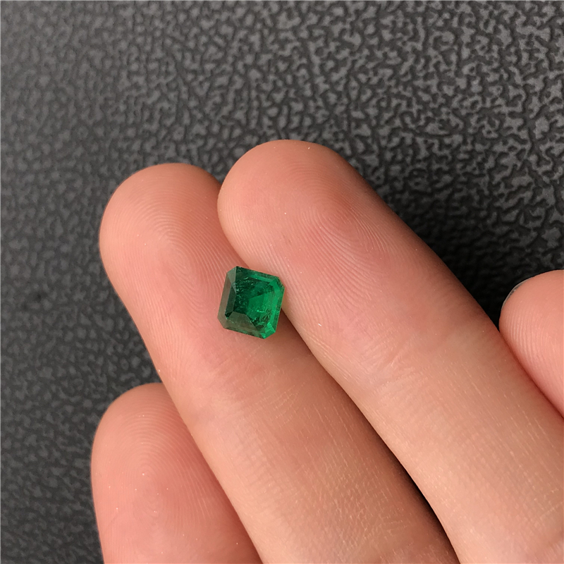 哥伦比亚祖母绿裸石 0.95ct Green Minor-to-Moderate