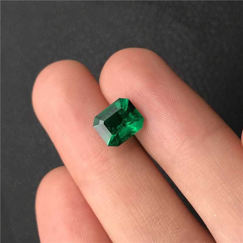 哥伦比亚祖母绿裸石 2.41ct Vivid Muzo Green Minor