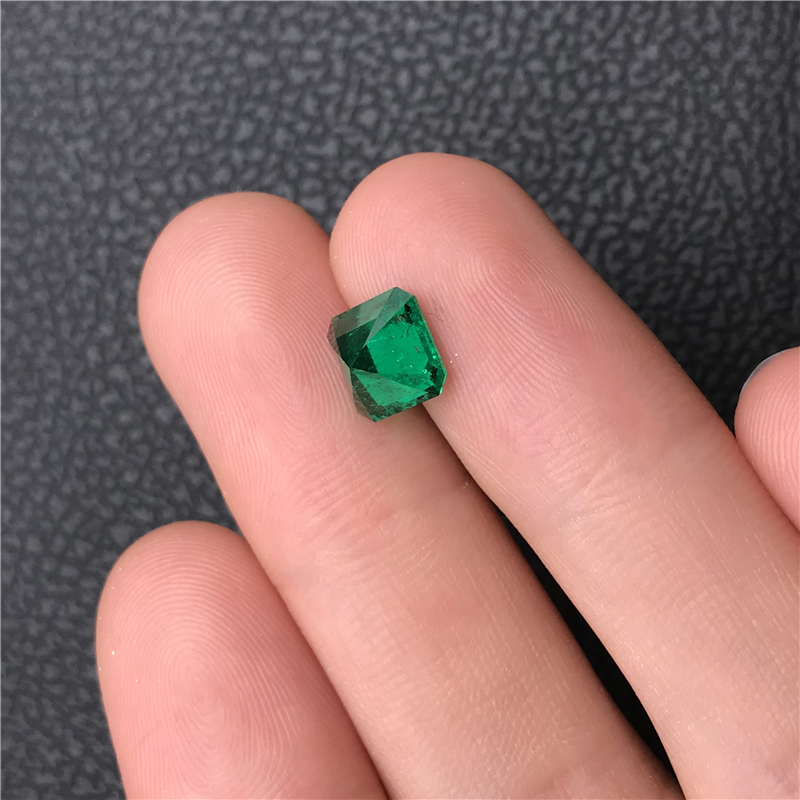 哥伦比亚祖母绿裸石 1.9ct Vivid Muzo Green Minor