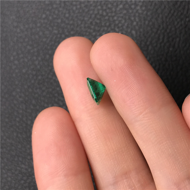 哥伦比亚祖母绿裸石 1.9ct Vivid Muzo Green Minor