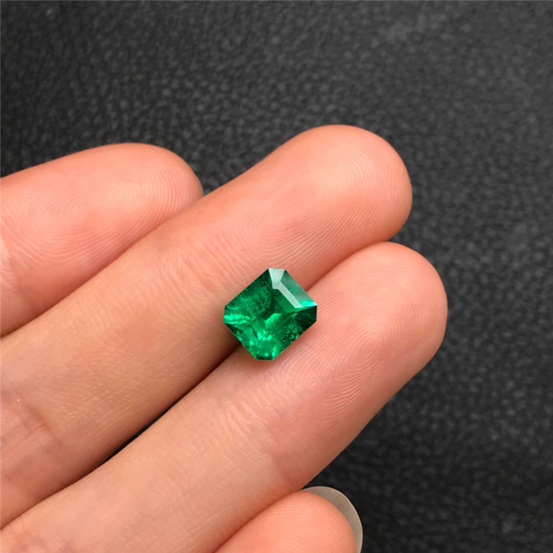 哥伦比亚祖母绿裸石 2.1ct Vivid Green Minor