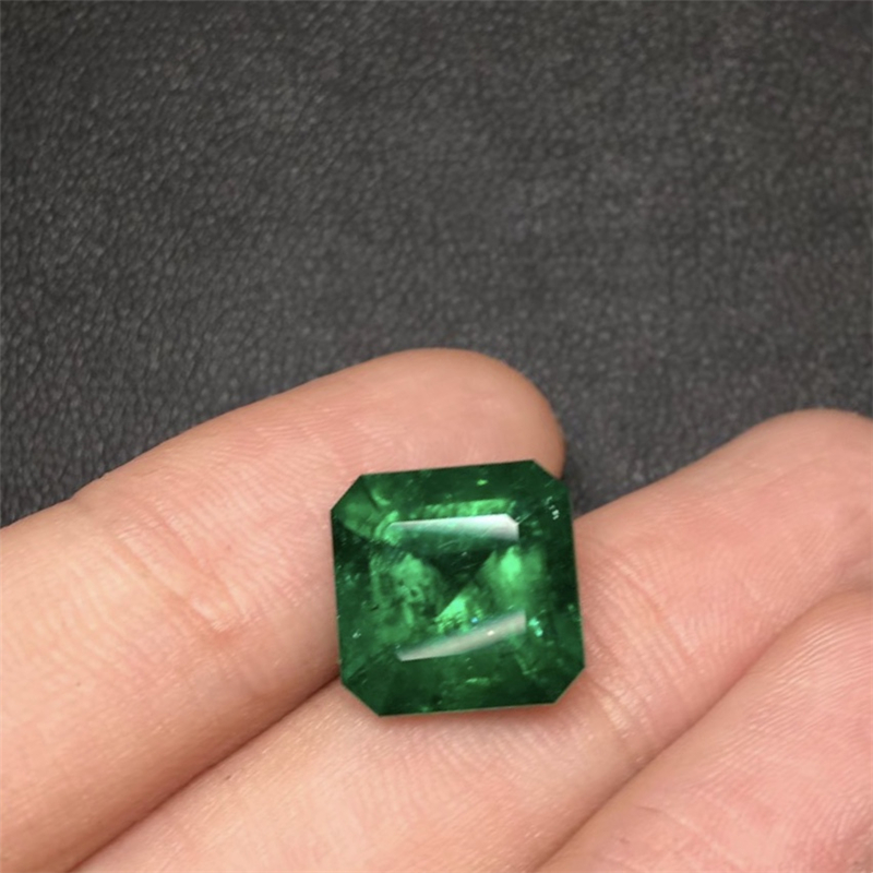 哥伦比亚祖母绿裸石 6.11ct Vivid Muzo Green Insignificant