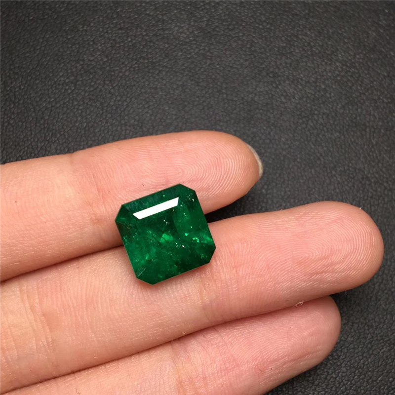 哥伦比亚祖母绿裸石 6.11ct Vivid Muzo Green Insignificant