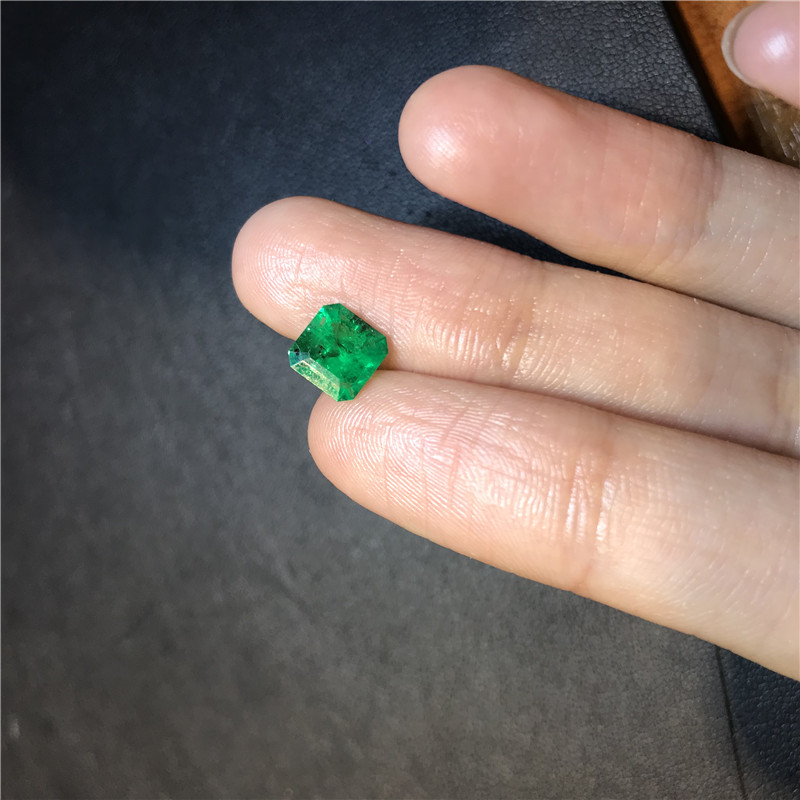 哥伦比亚祖母绿裸石 1.21ct Vivid Green Minor