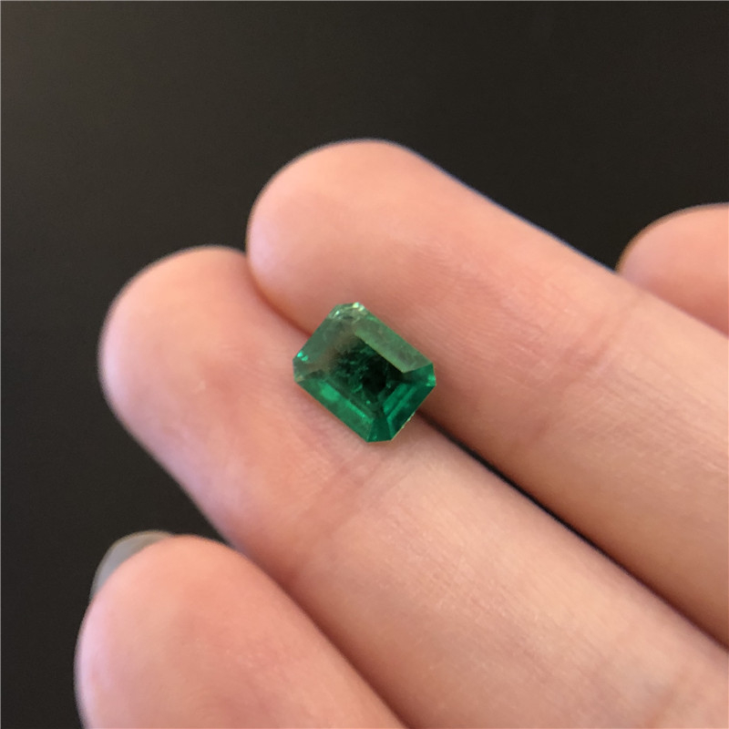 哥伦比亚祖母绿裸石 1.03ct Vivid Green Minor