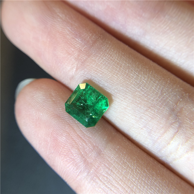 哥伦比亚祖母绿裸石 1.48ct Vivid Green Minor