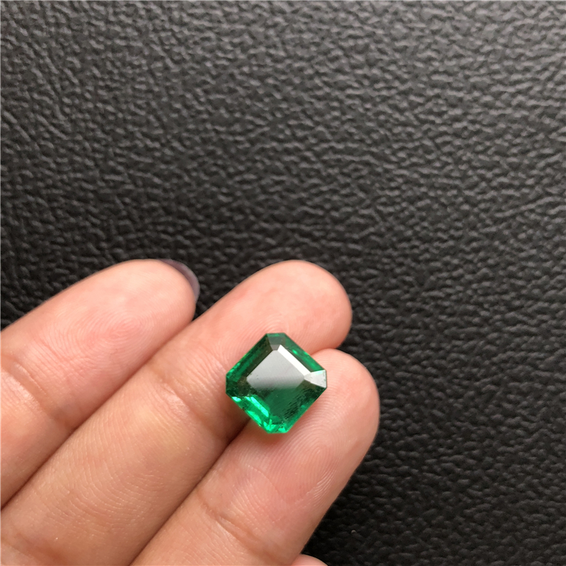 赞比亚祖母绿裸石 3.75ct Green Insignificant