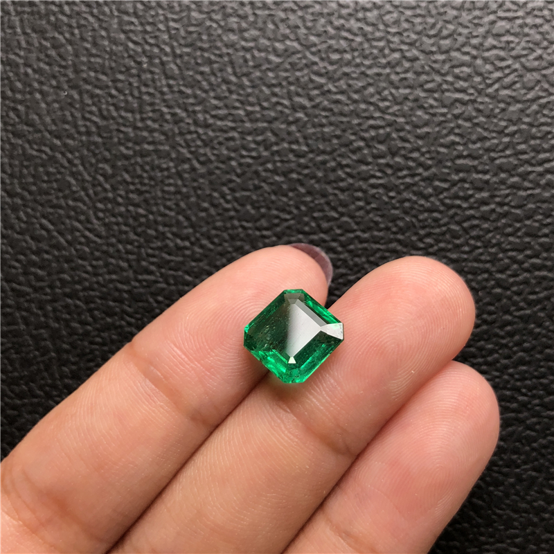 赞比亚祖母绿裸石 3.75ct Green Insignificant