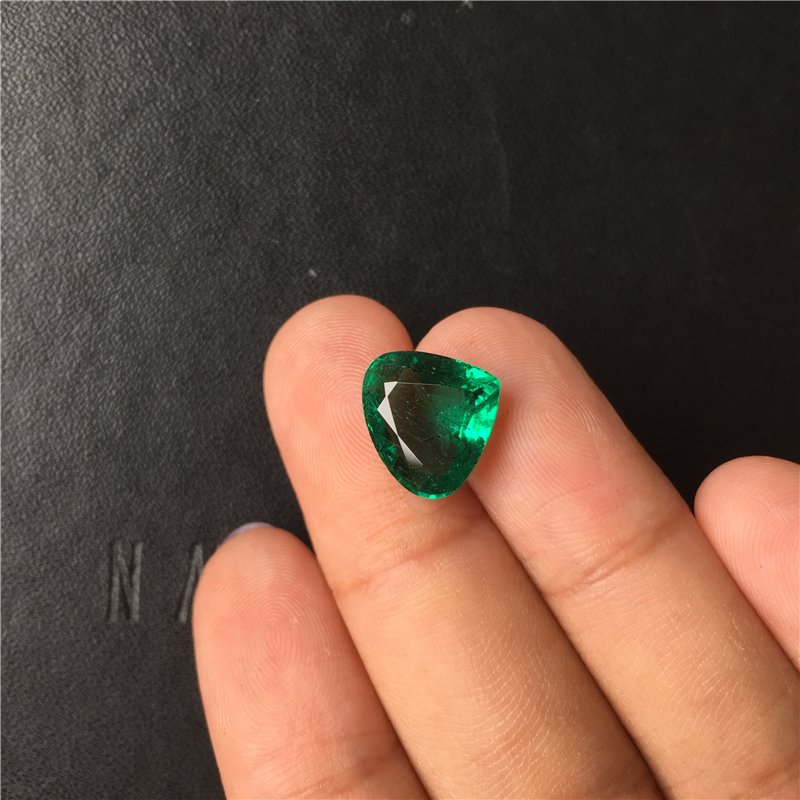 赞比亚祖母绿裸石 4.34ct Intense Green None