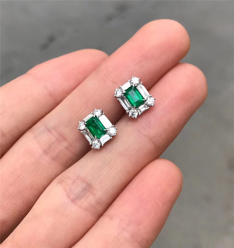 白18K金祖母绿耳钉1.1080ct