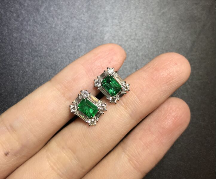 白18K金祖母绿耳钉1.1040ct