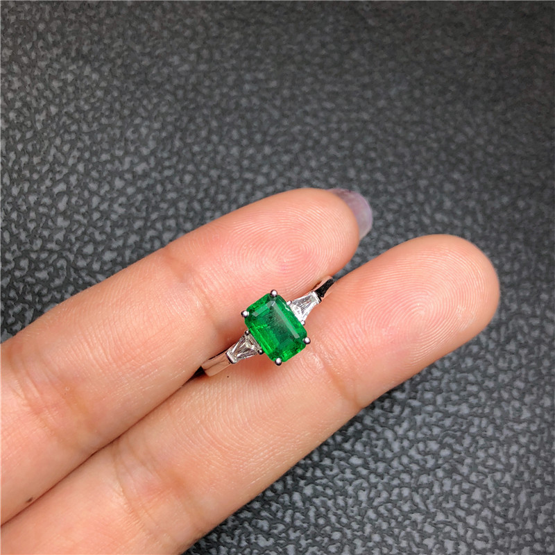 白18K金祖母绿戒指0.8030ct