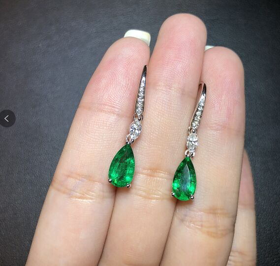 白18K金祖母绿耳钉2.6270ct