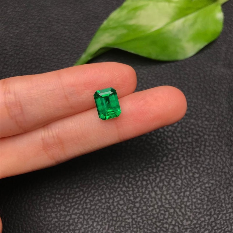 哥伦比亚祖母绿裸石 2.25ct Vivid Muzo Green None
