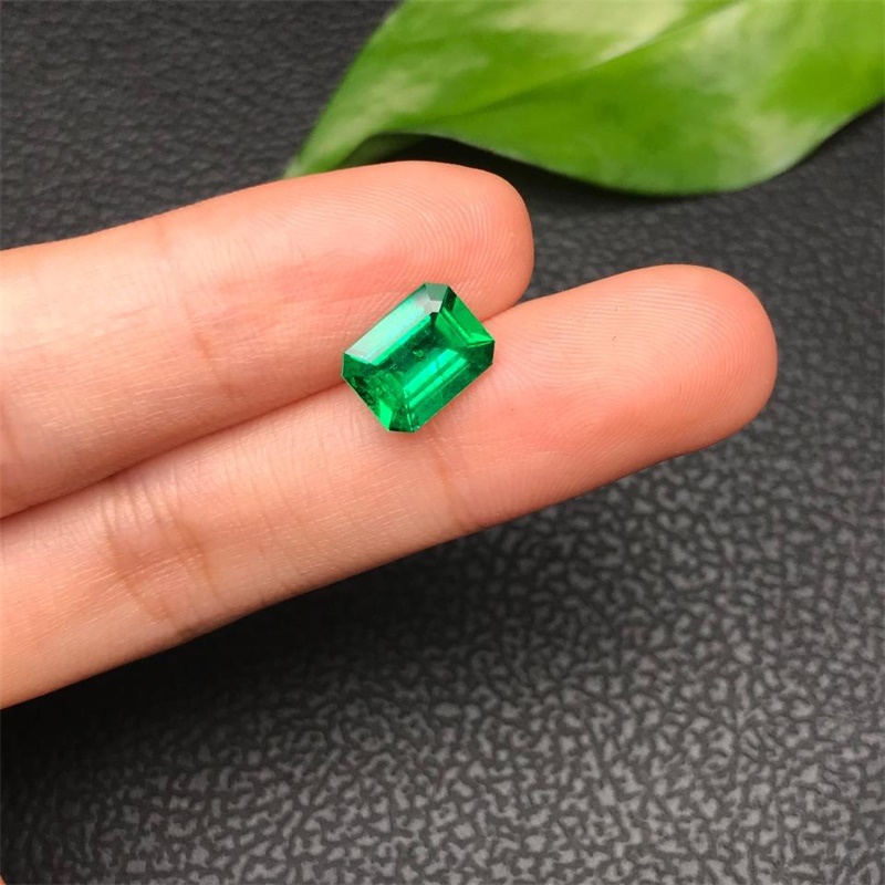 哥伦比亚祖母绿裸石 2.25ct Vivid Muzo Green None