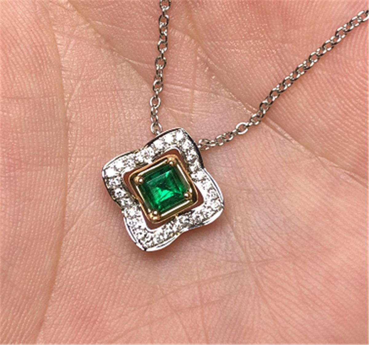 白18K金祖母绿链牌0.287ct
