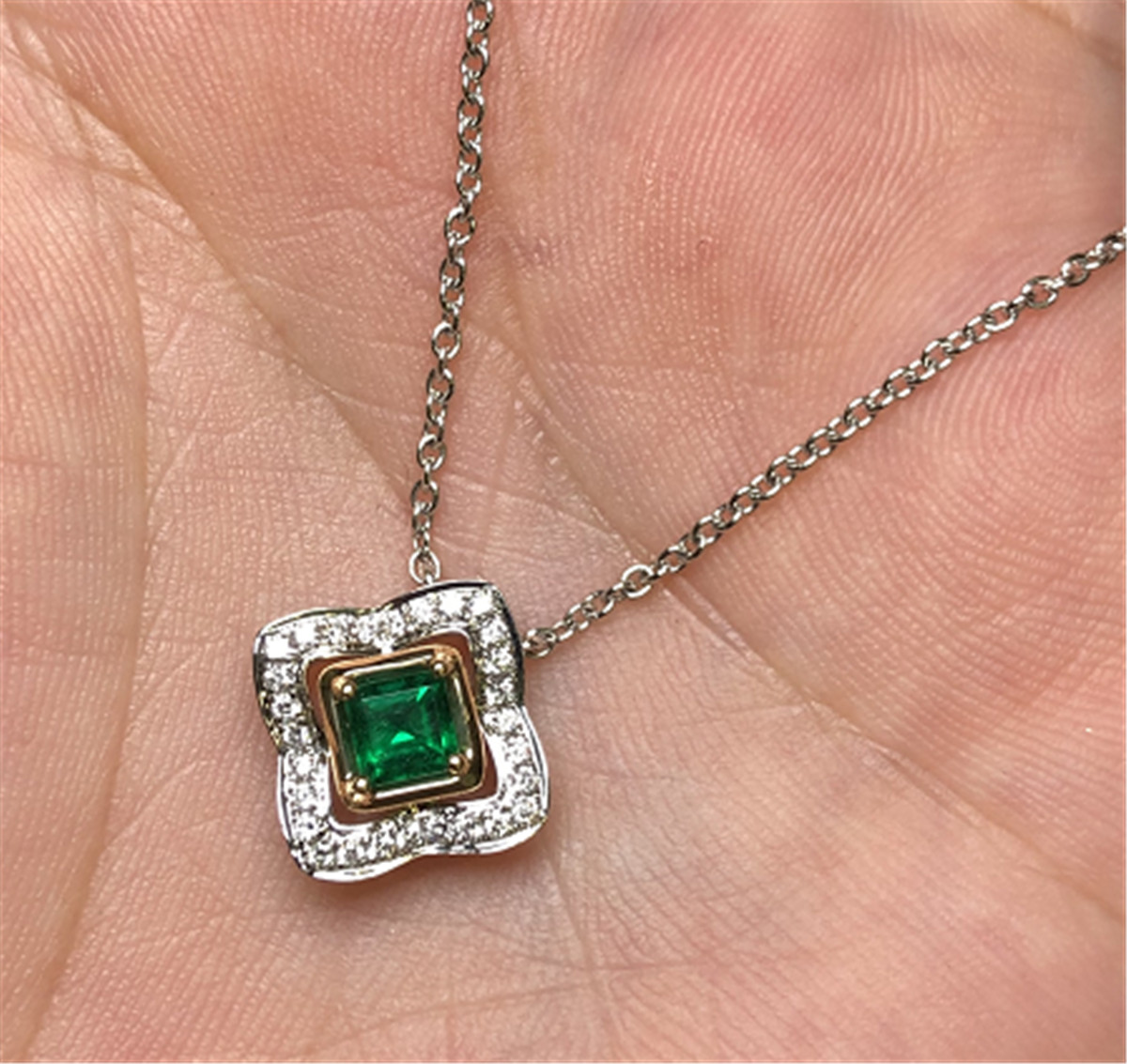 白18K金祖母绿链牌0.287ct