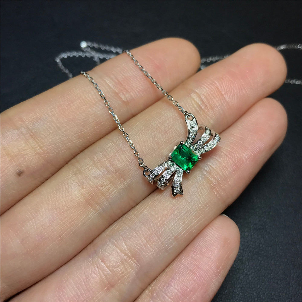 白18K金祖母绿链牌0.6ct