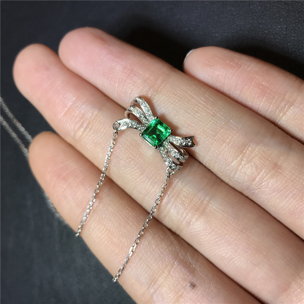 白18K金祖母绿链牌0.6ct