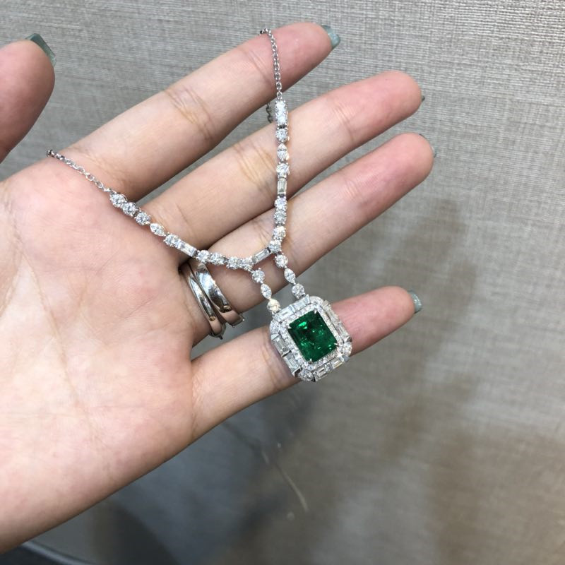 白18K金祖母绿链牌3.33ct