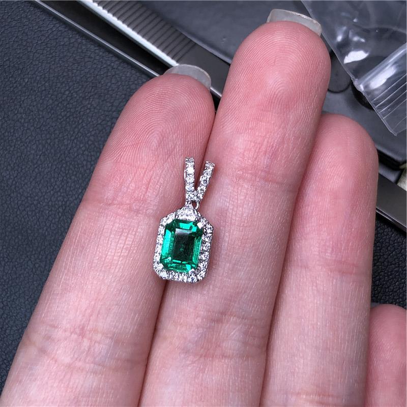 白18K金祖母绿吊坠1.08ct