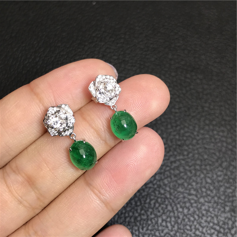 白18K金祖母绿耳钉3.9430ct