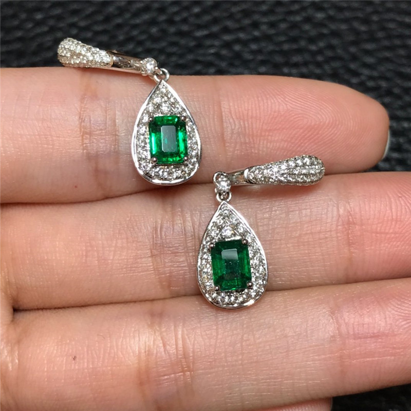 白18K金祖母绿耳钉1.3710ct