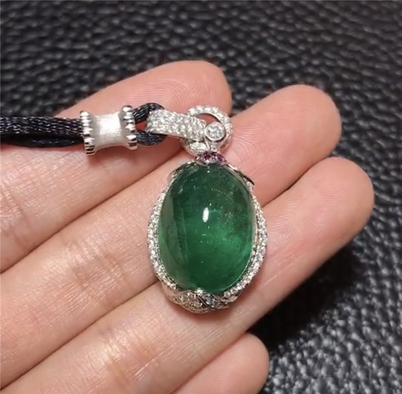 白18K金祖母绿吊坠19.09ct