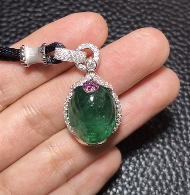 白18K金祖母绿吊坠19.09ct