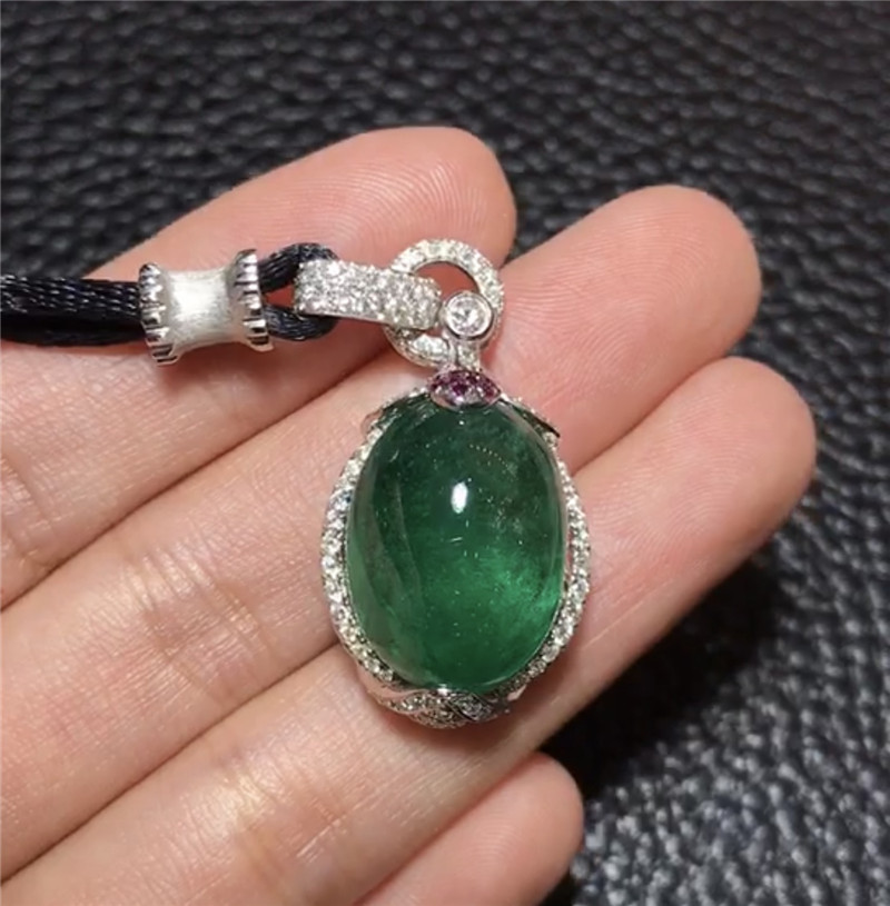 白18K金祖母绿吊坠19.09ct