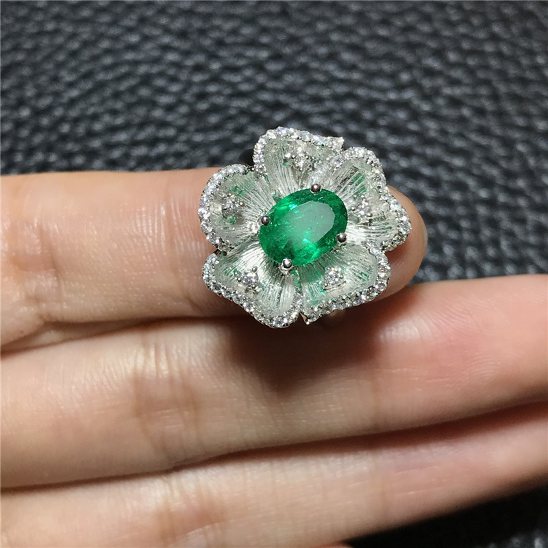 白18K金花型拉丝镶嵌哥伦比亚祖母绿钻戒0.994ct