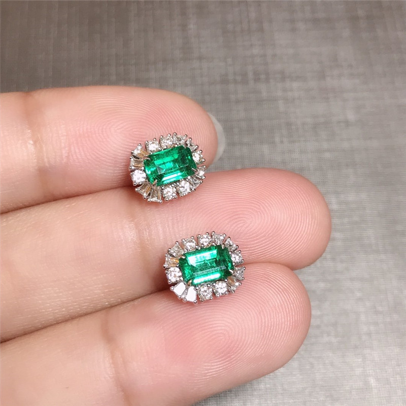 白18K金祖母绿耳钉0.95ct