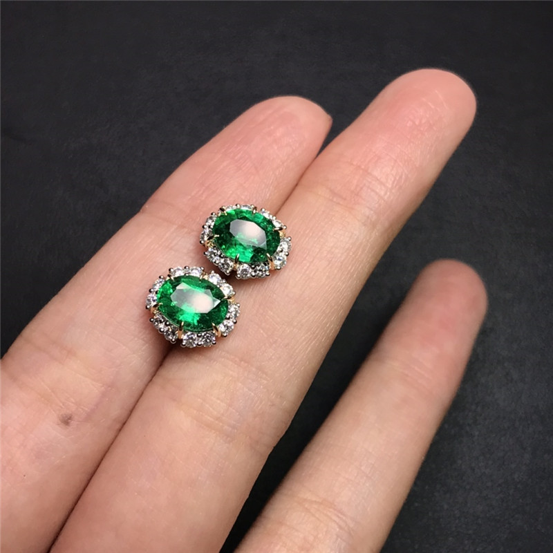 SC03582 白18K金祖母绿耳钉 2.4360/ct