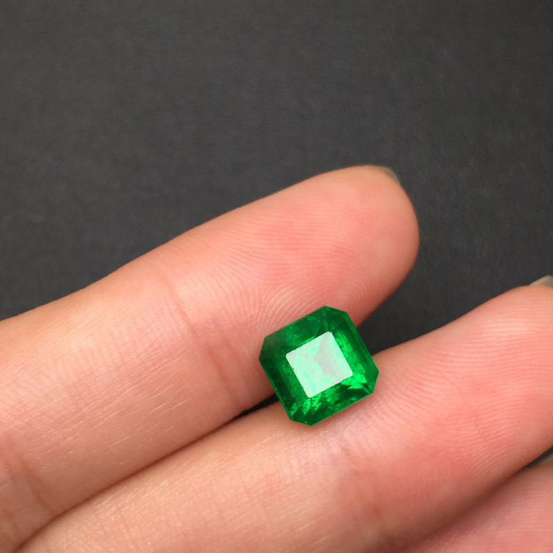 祖母绿型裸石 2.31ct  赞比亚  VIVID GREEN