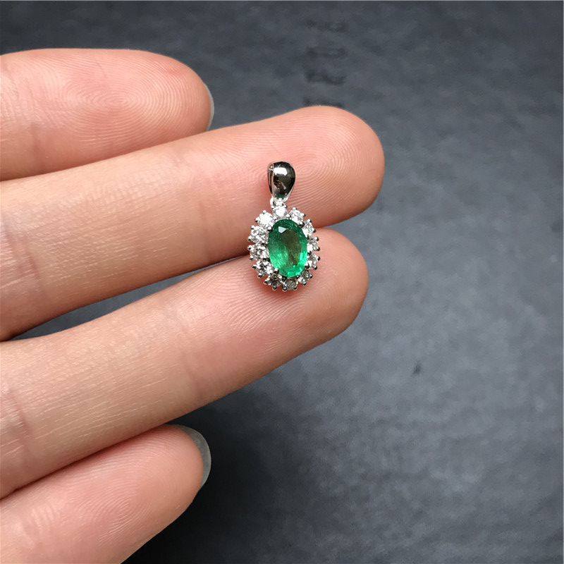白18K金祖母绿钻坠0.65ct