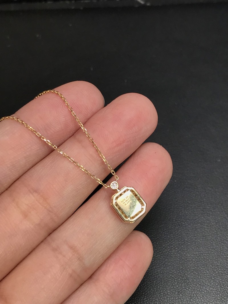 sc05307  黄18K金祖母绿链牌 0.606ct
