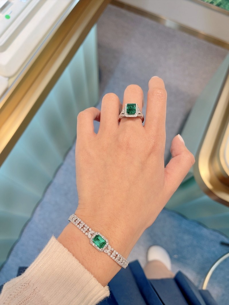 sc04719 白18K金祖母绿手链  2.08ct